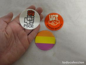 Military Antiques: Lote de 3 antiguas chapas politicas de años 80, UGT, PSOE y Bandera republicana. Transicion.